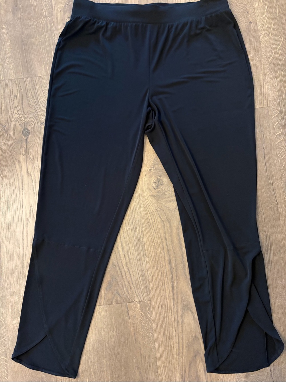 Chico's Black Pull-On Leggings with Tulip Hem